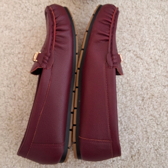 SOLD!!! Alexis Bendel, NWT, 7.5Wide, Woman's Maroon Gold Buckle Flats - Picture 4 of 9